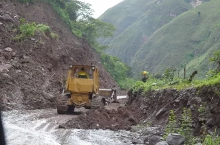 Los derrumbes y el mal estado del vía de la Soberanía la convierte en toda una aventura transitar.